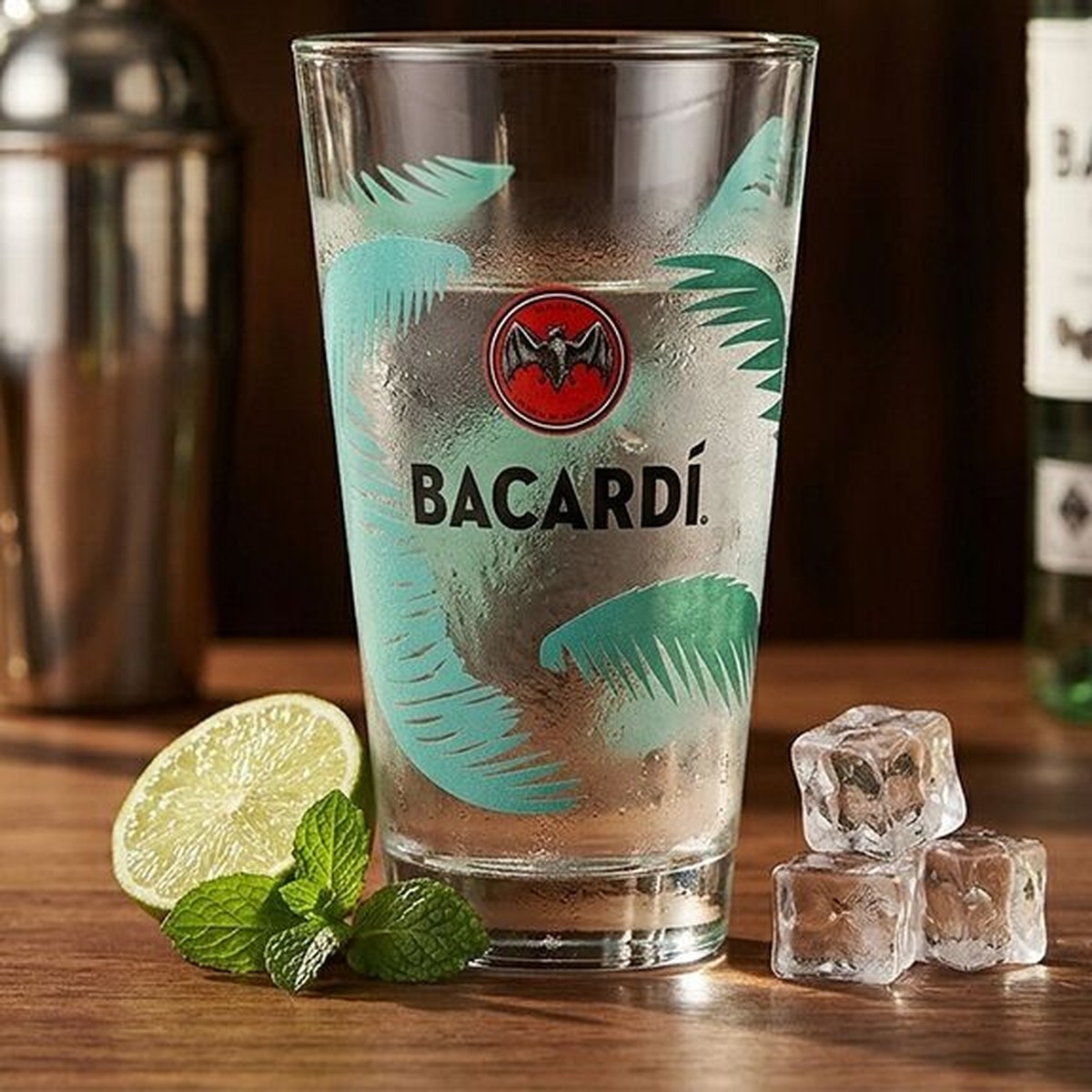 Bacardí branded glassware — Cocktail-bar serve
